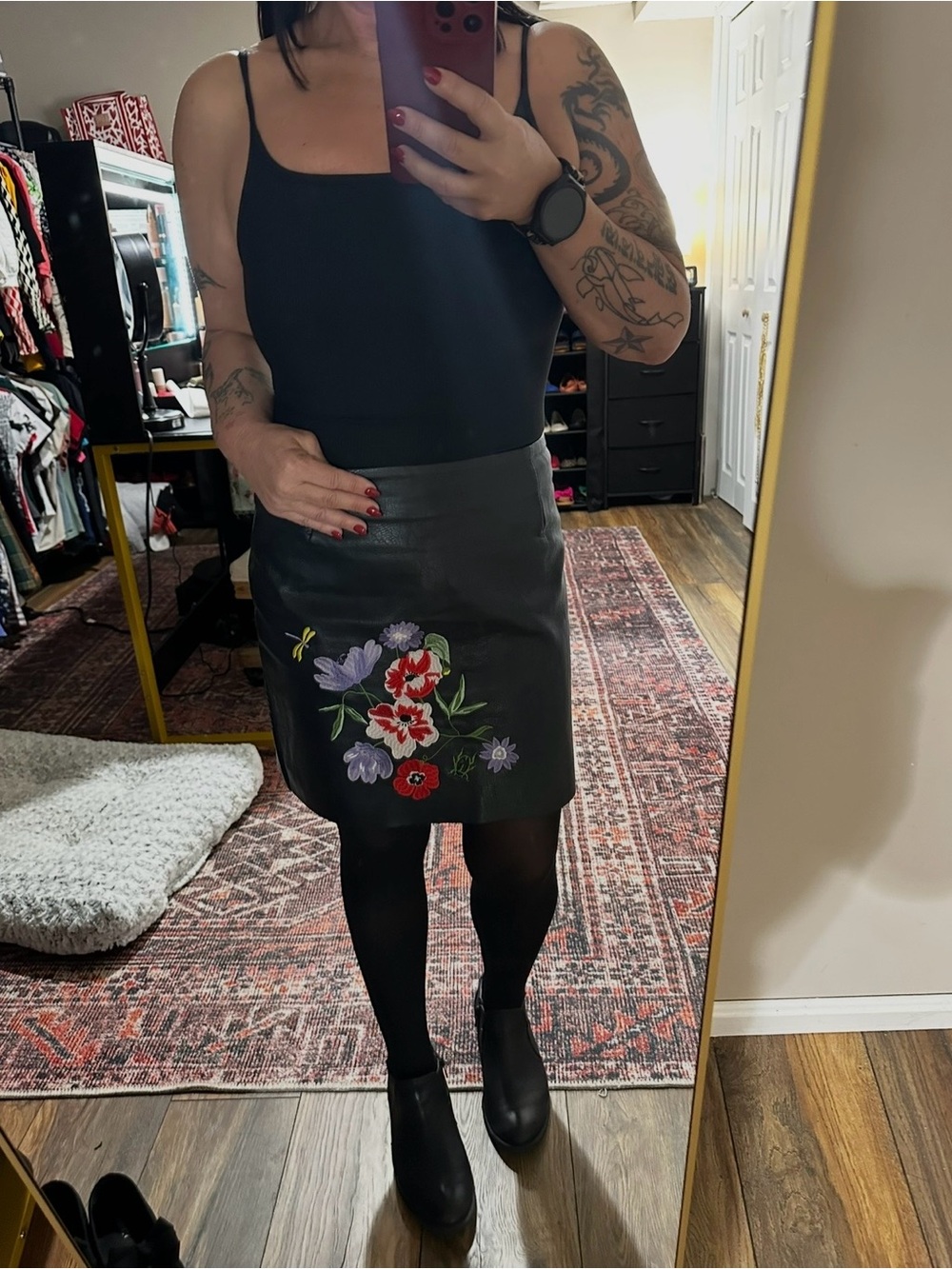 ❤️❤️H&M Black Mini Skirt with Multicolor Floral Embroidery. Size 6.